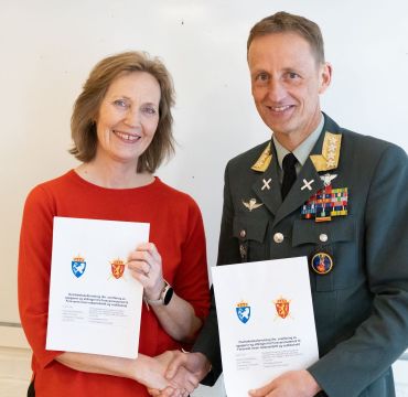 Overføringsprotollen ble signert av direktør Gro Jære i Forsvarsmateriell og forsvarssjef Eirik Kristoffersen 28. mai. Foto: Ella Hagen / Forsvaret