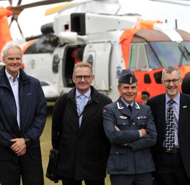 Eiliv Ofigsbø, direktør Forsvarsmateriell IKT-kapasiteter (f.v), Harald Bye, prosjektleder NAWSARH CIS i Forsvarsmateriell IKT-kapasiteter, og prøveflygerne Knut-Eirik Thornes og Simon Sparkes fra Forsvarsmateriell luftkapasiteter. Foto: Forsvarsmateriell