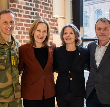 Her er partene som skrev under bærekraftstrategien, fra venstre: forsvarssjef Eirik Kristoffersen, direktør Gro Jære, FMA, fungerende direktør i Forsvarsbygg Camilla Mathiesen og assisterende direktør i FFI Jan Erik Torp.  Foto: Thomas Haraldsen / Forsvaret