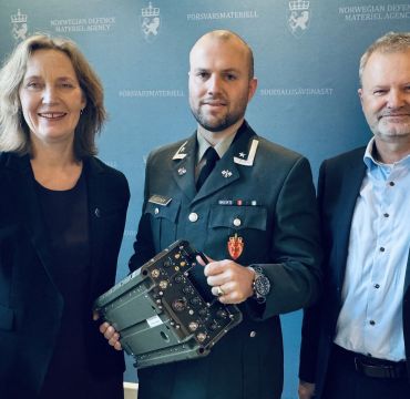 Fra venstre: Gro Jære, direktør i Forsvarsmateriell,  Sebastian Sterner, brukeransvarlig Hæren og Harald Kleven, vice president Kongsberg Defence Communication. Foto: Forsvarsmateriell