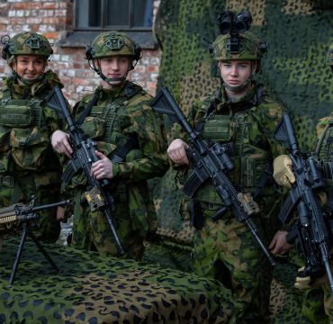 De nye kampvestene kan enkelt tilpasses oppdrag eller trusselsituasjoner soldatene møter og er laget for å gi optimal passform for begge kjønn. Foto:  Arun Rethnam Haug / Forsvaret