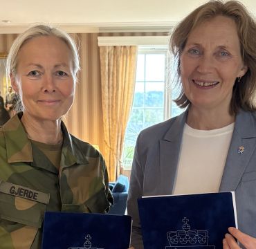 Den formelle overføringsprotokollen ble signert av sjef for Forsvarsstaben, generalløytnant Ingrid Gjerde og Gro Jære, direktør Forsvarsmateriell. Foto: Forsvarsmateriell