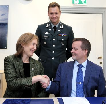 Direktør Gro Jære i Forsvarsmateriell, Raymond Søderholm, CEO i Radionor Communications AS og oberst Lars Birkheim, fagsjef Samband og IKT i Hæren. Foto: Forsvarsmateriell