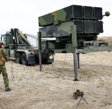  Soldater fra Luftvernbataljonen på Evenes setter opp en NASAMS-launcher under øvelse Formidable Shield på Andøya i mai i år. Foto: Torbjørn Kjosvold / Forsvaret