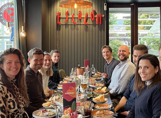 Å bygge sosiale relasjoner er noe av hensikten med Ung i Forsvarsmateriell. Her fra en middag på restauranten Escalon i Bergen. Lengst til høyre i bildet ser vi Adriaan Verbeeten, leder av foreningen Ung i Maritime kapasiteter (Markap) på Haakonsvern. Foto: Forsvarsmateriell