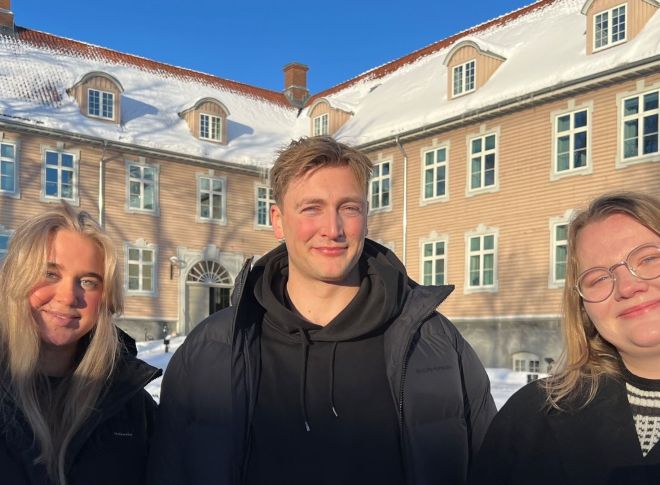 De tre masterstudentene Hanna Linnebo (23) (t.v.), Eirik Pettersen (26) og Marlene Sommer Aasen (25) trives og sier de lærer masse av å jobbe i Forsvarsmateriell. (Foto: Forsvarsmateriell)