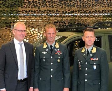 (F.v.) Direktør Håkon Wirak fra Harald A. Møller AS, daværende sjef for Heimevernet generalmajor Eirik J. Kristoffersen og tidligere sjef for Forsvarsmateriell landkapasiteter brigader Morten Eggen.